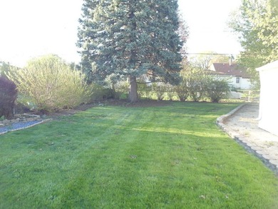 Location, location, location. Cozy, neat, 3-bedroom, 1 bath - photo 4