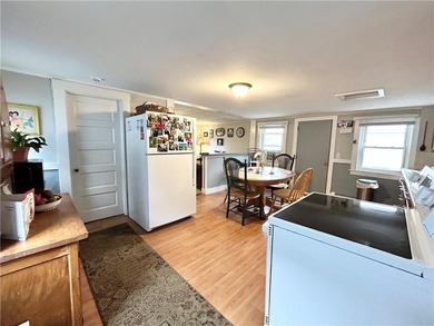 Contractor special! Bungalow in great location needs extensive - photo 14