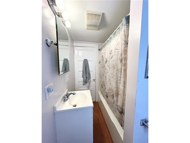 Contractor special! Bungalow in great location needs extensive - photo 15