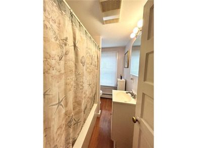 Contractor special! Bungalow in great location needs extensive - photo 16