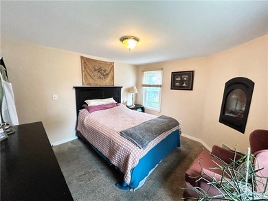 Contractor special! Bungalow in great location needs extensive - photo 17