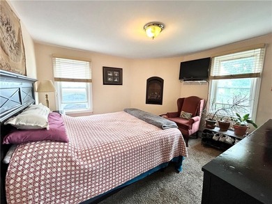 Contractor special! Bungalow in great location needs extensive - photo 19