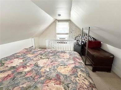 Contractor special! Bungalow in great location needs extensive - photo 21