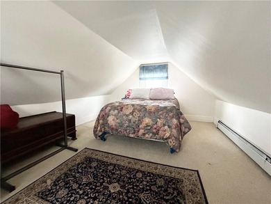 Contractor special! Bungalow in great location needs extensive - photo 22