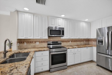 Beautifully updated 3-bed/3-bath end-unit townhouse located in - photo 20