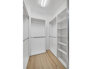 Beautifully updated 3-bed/3-bath end-unit townhouse located in - photo 49