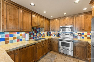 Luxurious 3-bedroom, 3 bath ground-level end unit perfectly - photo 12