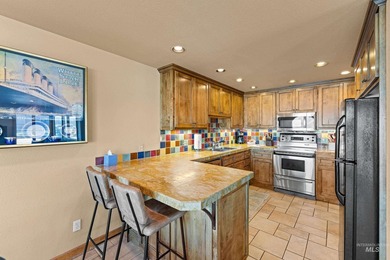 Luxurious 3-bedroom, 3 bath ground-level end unit perfectly - photo 13