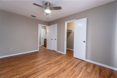 This beautifully renovated 3-bedroom, 2-bath townhouse is - photo 15
