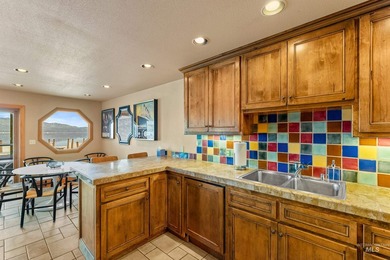 Luxurious 3-bedroom, 3 bath ground-level end unit perfectly - photo 15
