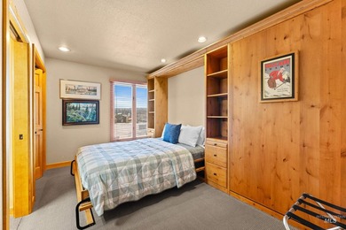 Luxurious 3-bedroom, 3 bath ground-level end unit perfectly - photo 19