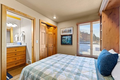 Luxurious 3-bedroom, 3 bath ground-level end unit perfectly - photo 20
