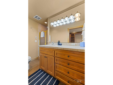 Luxurious 3-bedroom, 3 bath ground-level end unit perfectly - photo 21