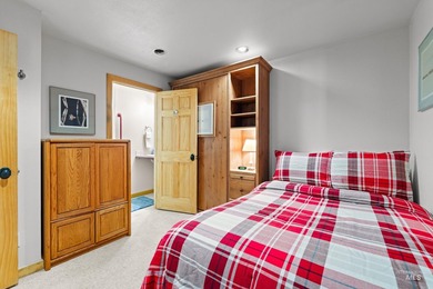 Luxurious 3-bedroom, 3 bath ground-level end unit perfectly - photo 22