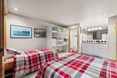 Luxurious 3-bedroom, 3 bath ground-level end unit perfectly - photo 23