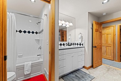 Luxurious 3-bedroom, 3 bath ground-level end unit perfectly - photo 24