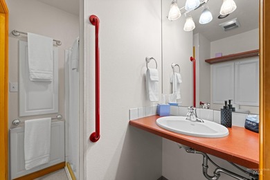 Luxurious 3-bedroom, 3 bath ground-level end unit perfectly - photo 27
