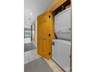 Luxurious 3-bedroom, 3 bath ground-level end unit perfectly - photo 28