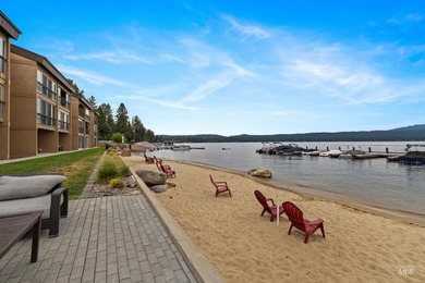 Luxurious 3-bedroom, 3 bath ground-level end unit perfectly - photo 32