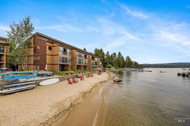 Luxurious 3-bedroom, 3 bath ground-level end unit perfectly - photo 33