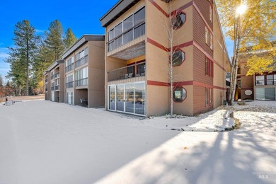 Luxurious 3-bedroom, 3 bath ground-level end unit perfectly - photo 34