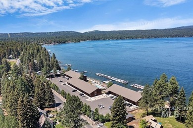Luxurious 3-bedroom, 3 bath ground-level end unit perfectly - photo 40