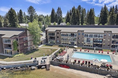 Luxurious 3-bedroom, 3 bath ground-level end unit perfectly - photo 48