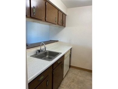 Desirable easy living all on one floor! Compact with nicely - photo 8