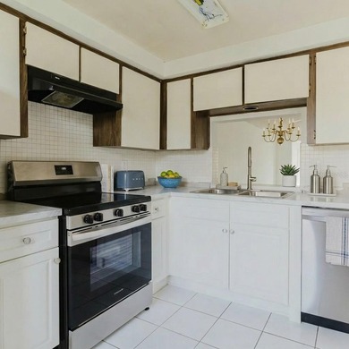 Virtually Staged. Exciting opportunity in the highly desirable - photo 4