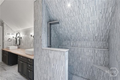 Charming and well-built, this beautifully maintained 4 bedroom - photo 29