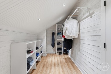 Charming and well-built, this beautifully maintained 4 bedroom - photo 31