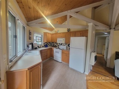 Rare and distinctive mountain retreat in the Hound Ears Club - photo 3