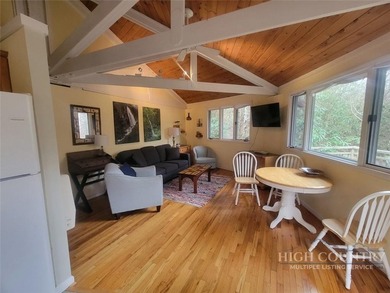 Rare and distinctive mountain retreat in the Hound Ears Club - photo 4