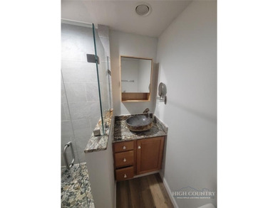 Rare and distinctive mountain retreat in the Hound Ears Club - photo 8