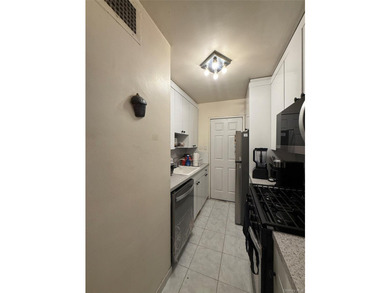 Welcome to this very spacious 3-bedroom co-op apartment located - photo 36