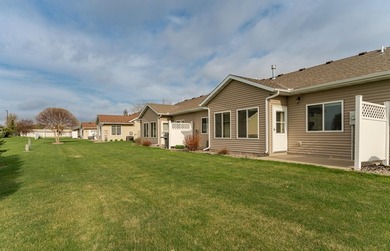 Beautiful townhome with an open floor plan and quality finished - photo 2