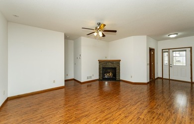 Beautiful townhome with an open floor plan and quality finished - photo 4
