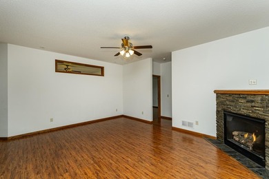 Beautiful townhome with an open floor plan and quality finished - photo 5