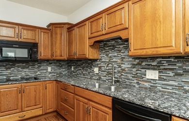 Beautiful townhome with an open floor plan and quality finished - photo 9