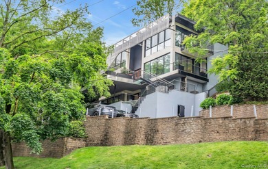 (private lake, pond, coastal) Home For Sale in Glenwood Landing New York