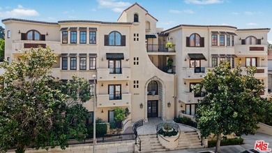 Spectacular 2 bed/2 bath + family room and stunning large - photo 3