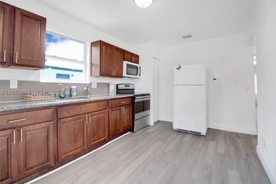 Miami Duplex for Sale! This duplex offers two units: a spacious - photo 8