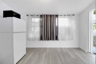 Miami Duplex for Sale! This duplex offers two units: a spacious - photo 10