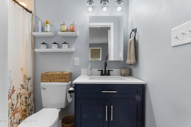 Location, location, location! This beautifully updated 3-bedroom - photo 23