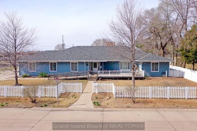 Available for showings immediately! Spacious 6-bedroom, 5.5-bath - photo 1
