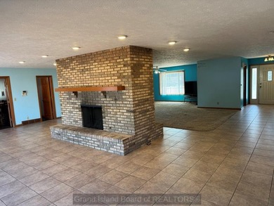 Available for showings immediately! Spacious 6-bedroom, 5.5-bath - photo 3