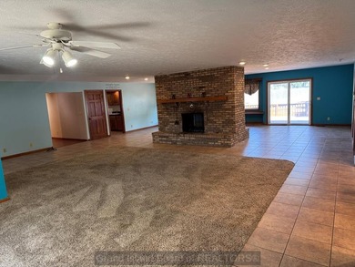 Available for showings immediately! Spacious 6-bedroom, 5.5-bath - photo 5