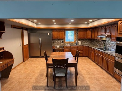 Available for showings immediately! Spacious 6-bedroom, 5.5-bath - photo 8