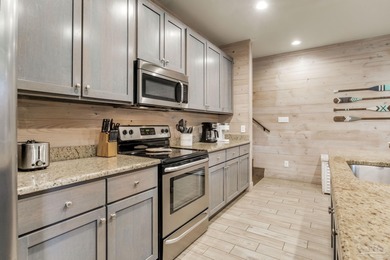 Welcome to your Gulf Coast oasis! This charming beach cottage in - photo 8
