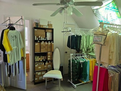 Established Salon on lease in approximately a 1,500 sq' building - photo 4